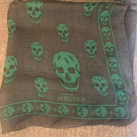 ALEXANDER MCQUEEN Skull Scarf 104cm x 120cm includes original tag - Picture 1 of 8